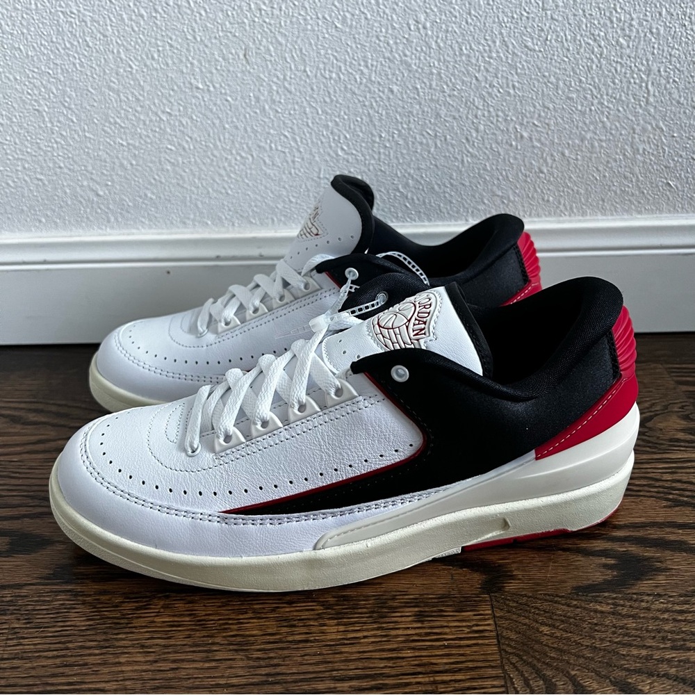 Nike Air Jordan 2 Retro Women’s Black/Red “Chicago Twist” Low Top Shoes sz 9.5